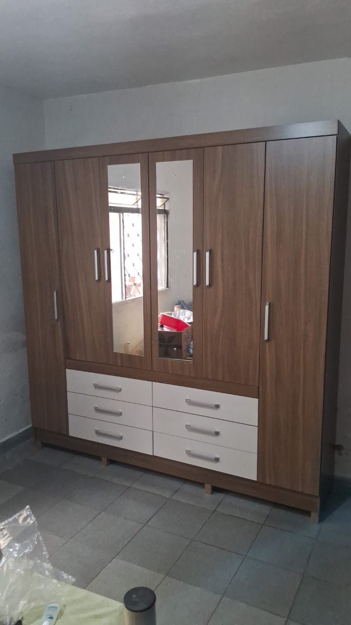 Guarda-roupa castanho