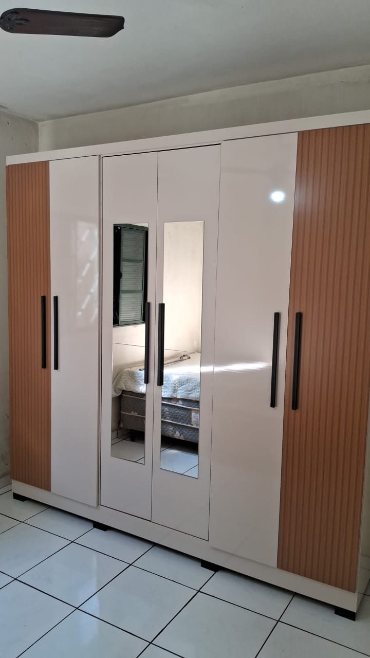 Guarda-roupa branco com espelho