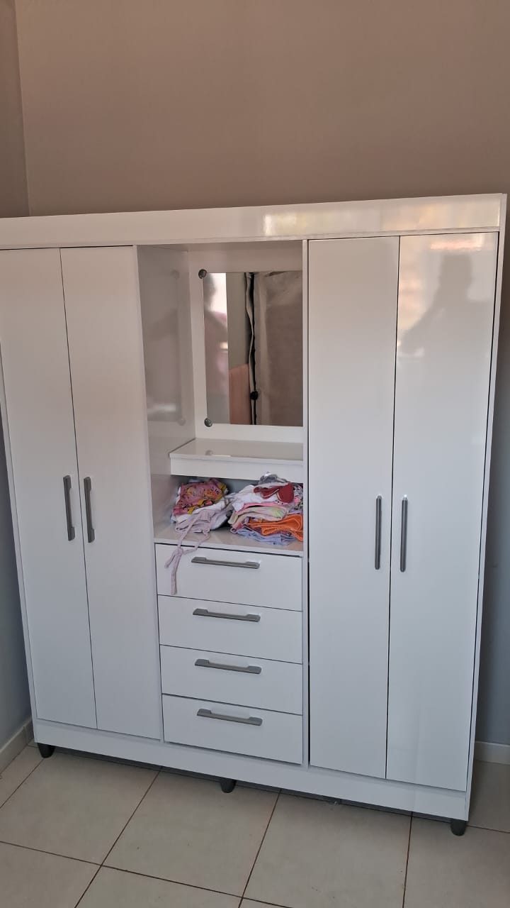 Guarda-roupa branco com penteadeira montado pelo Renê