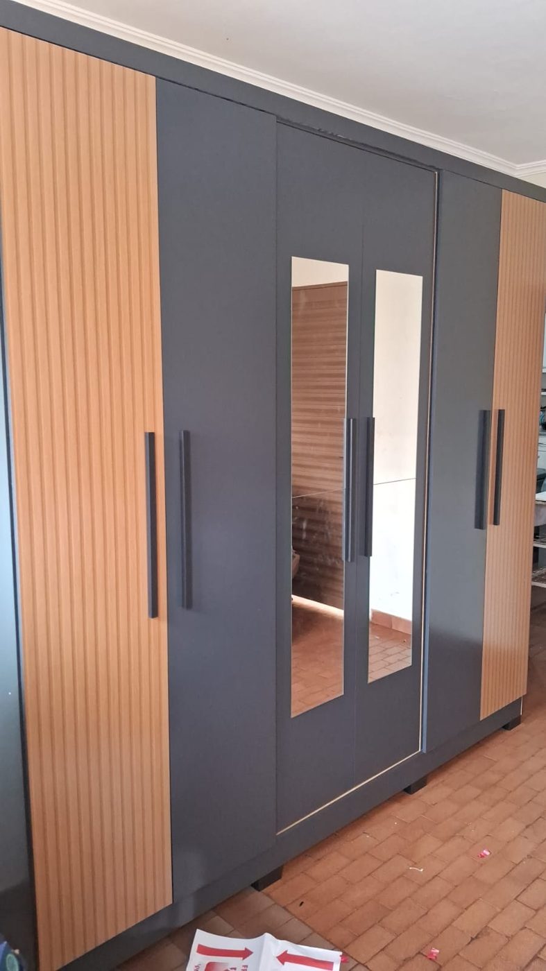Guarda-roupa ripado montado pelo Renê